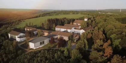 An ehemalige SchülerInnen und Internatsschüler